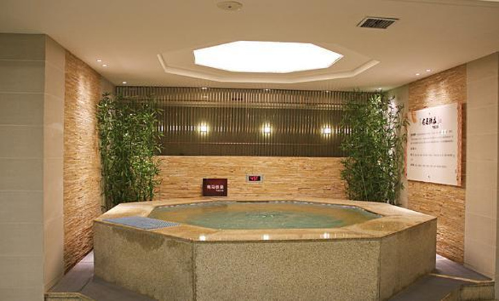 里面有几个温泉池子,37度39度40度41度………休息大厅很大,可容纳挺多