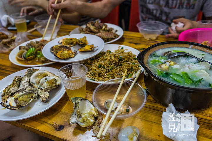 "海鲜粥超级棒都很好吃花甲比我在内地吃的好吃太多这一桌160块，也是很实惠的_银滩路海鲜市场"的评论图片