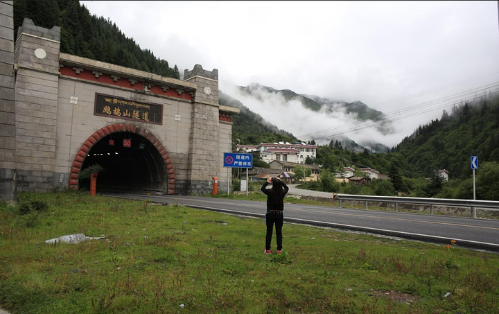 既可眼观花海全貌和草原风光,也可远眺贡嘎雪山_米亚罗风景区&quot