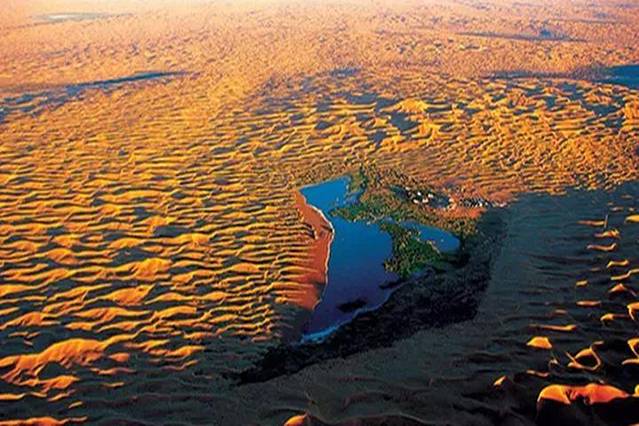 腾格里沙漠月亮湖