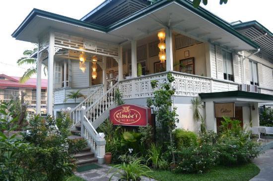 Claude's Le Cafe de Ville