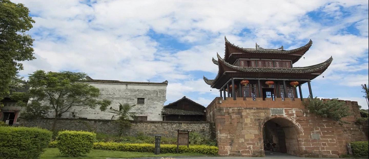 2005年,洪江高庙遗址,出土了震惊世界的凤鸟纹饰白陶器,距今7800余年.