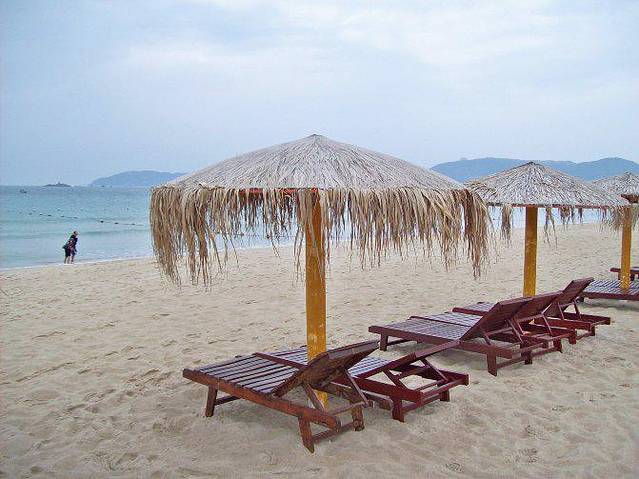 红色娘子军雕像