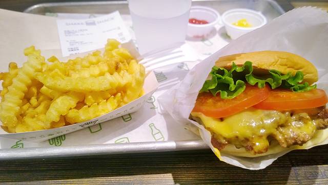 シェイク シャック 外苑いちょう并木店