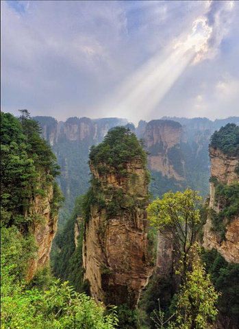 "片中美轮美奂的“哈利路亚山”让人惊叹，犹如梦中仙境，飘浮在空中的巨石如同海上的冰山在缓慢的移动_百龙天梯"的评论图片