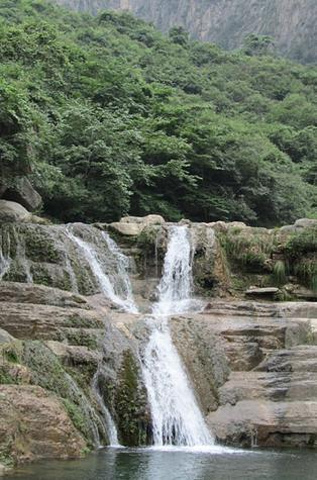 我们一路走走停停全程走下来用了近5个小时爬到山顶时就犹如仙境一般