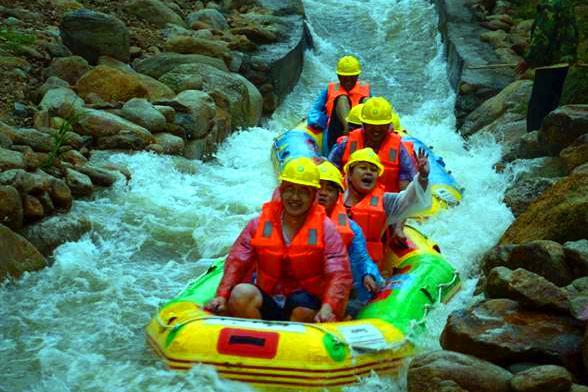 龙池曼风景区漂流