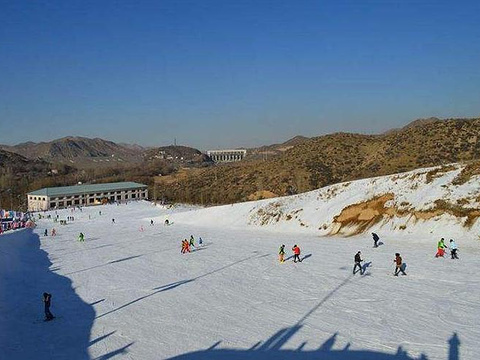 总投资3000多万元的包头昆仑国际滑雪场是内蒙古自治区中西部大的专业