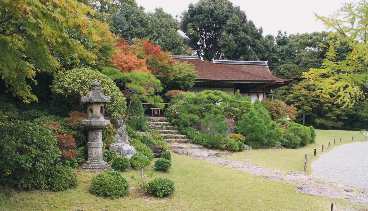 大河内山庄,在竹林入口附近的山顶,据说是一个导演买下了这里,精心