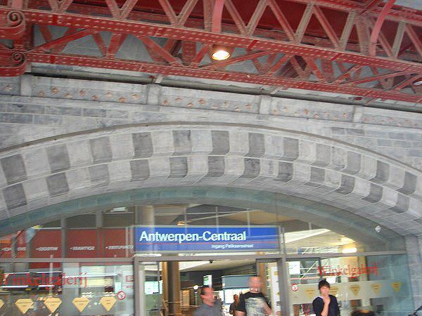 布鲁塞尔南沙勒罗瓦机场