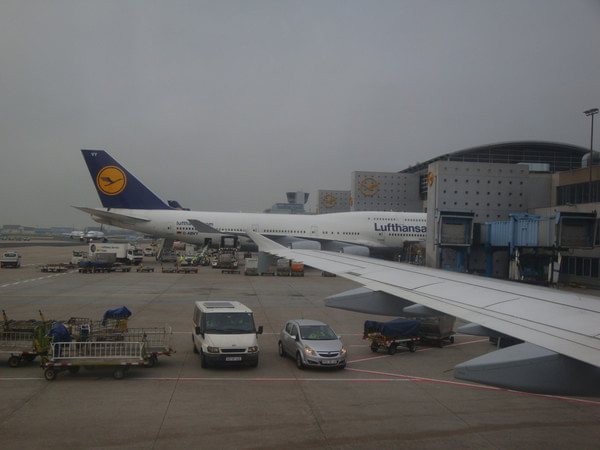 地拉那特蕾莎修女国际机场