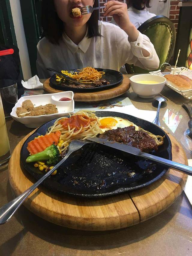 汤姆家的牛排意面披萨(高新万达店)