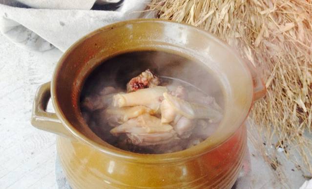 龙味美食馆一聚龙小镇加油站后面