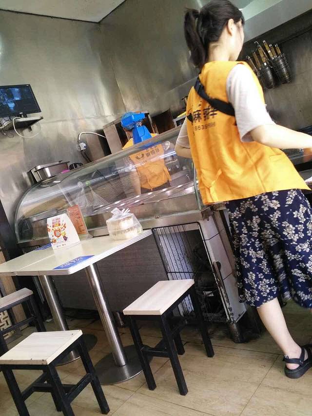 谷乙弘烤肉饭、麻辣拌