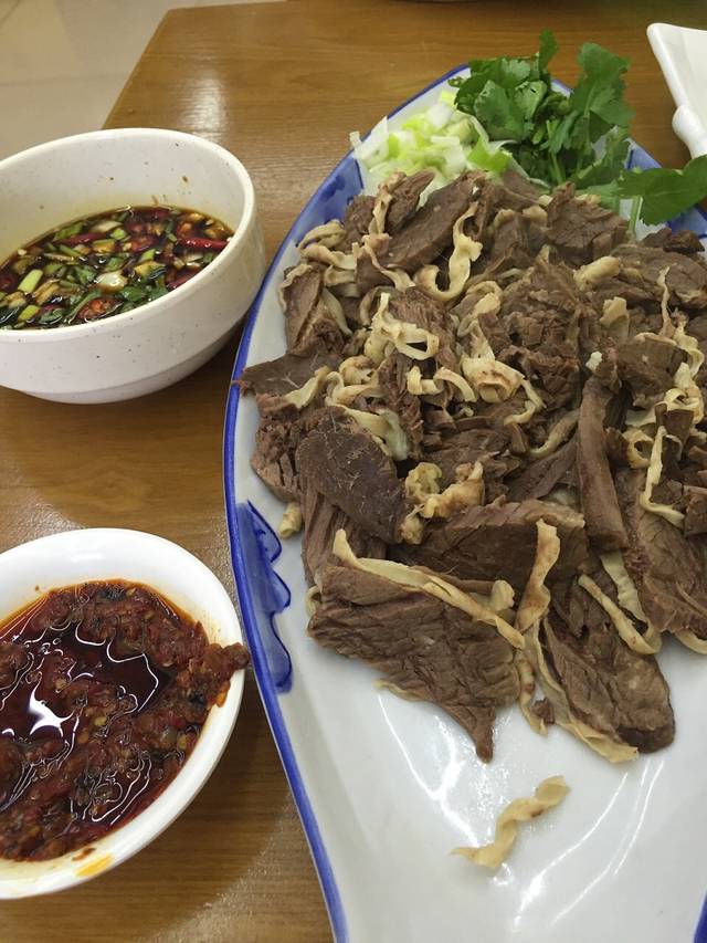 小黄牛朝鲜族特色汤饭馆(长白山店)