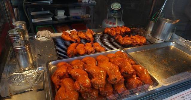 溜哥炭烤鸡翅包饭