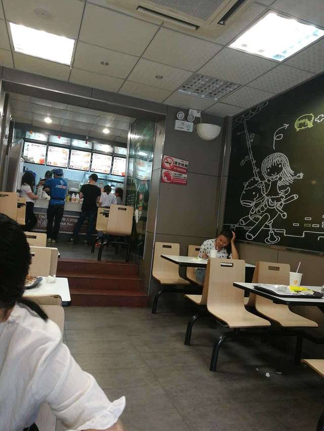 华莱士·全鸡汉堡(南京东路店)