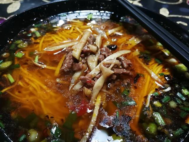 邓莉三三正宗牛肉面庄