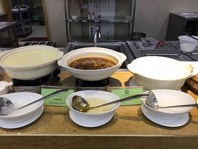 东泉假日温泉酒店悦荷轩餐厅