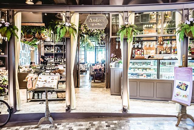 Audrey Cafe des Fleurs
