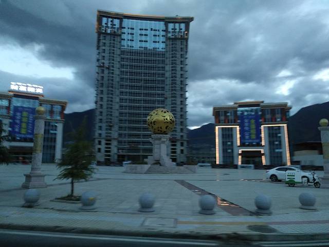 米林县厦门社区文化广场