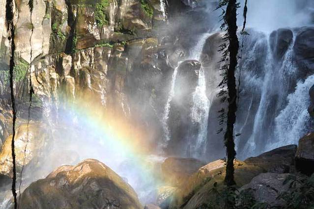 马鞍底拉灯瀑布群