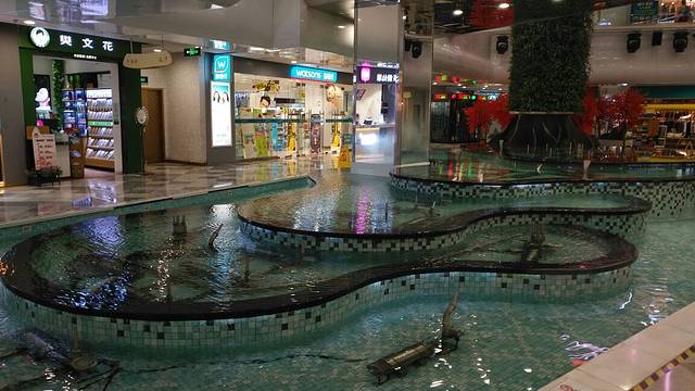 水平方美食广场