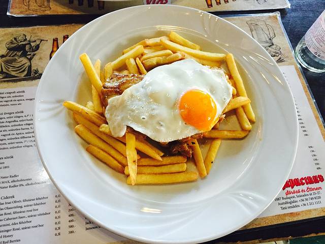 Kis Kapucinus Beer and Pizza