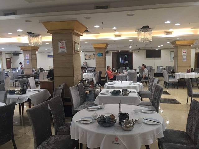 鸿星艺都海鲜酒家