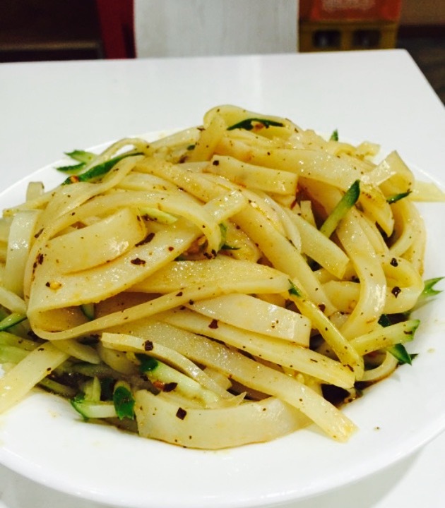 特色:牛筋皮 油泼面 馄饨 鸡蛋炒饼 牛肉面 酸辣粉 鸡蛋炒凉皮 凉皮