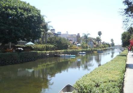 威尼斯运河人行道