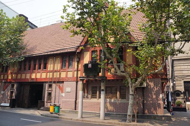 中路,长1453米,该路于1864年筑完全程,是上海开埠通向黄浦江的四