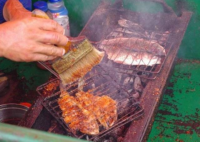 拉市海茶马古道烤鱼