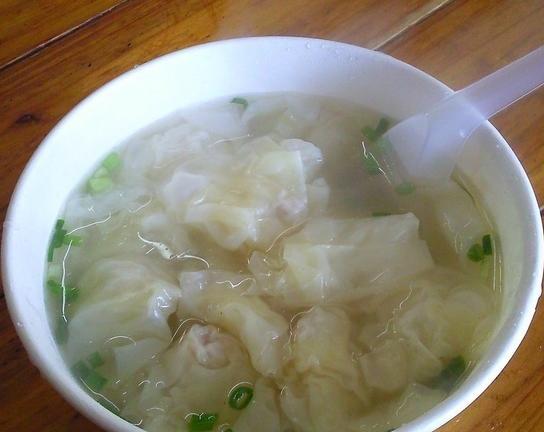 陆氏驰名真鲜的来馄饨摊