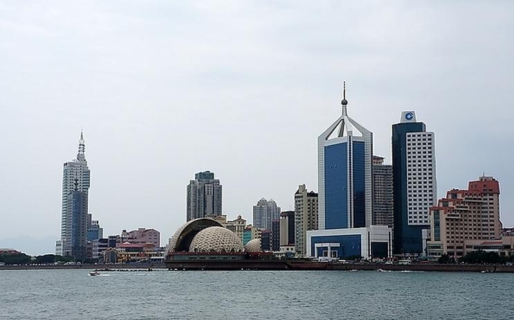 青岛观象台位于黄海之滨,胶州湾畔,风景秀丽的避暑胜地――青岛市区