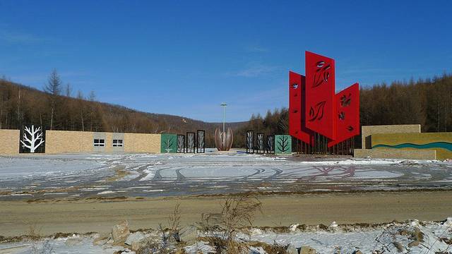 平山神鹿滑雪场位于黑龙江省阿城市平山镇,距哈尔滨市70公里,是黑龙江