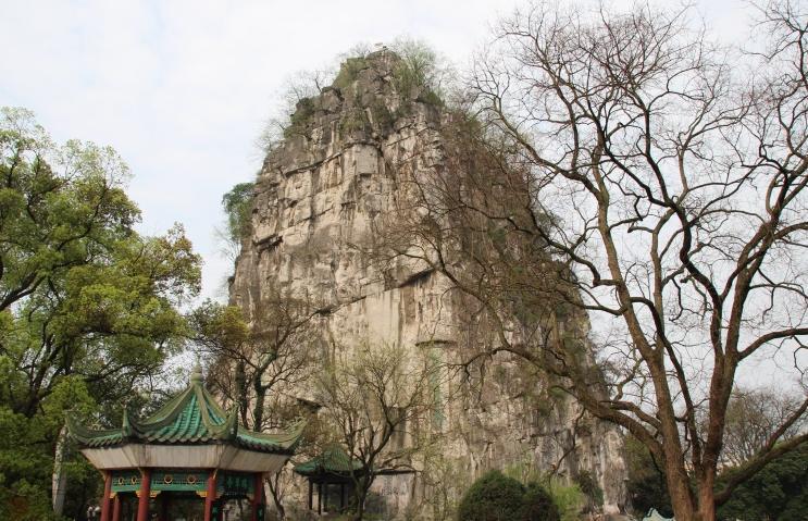 山峰突兀而起,形如刀削斧砍,周围众山环绕,孤峰傲立,… 独秀峰素有"