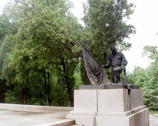 1945年苏军进驻旅顺后,在原沙俄公墓的基础上扩建而成,占地48,000平方