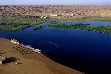 腾格里沙漠月亮湖