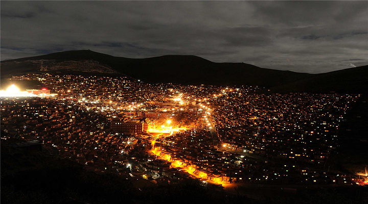 色达夜景 晚上的色达,天空中星星点点,半山上点点星星,灯火阑珊.