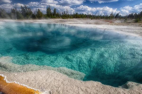西拇指间歇泉盆地