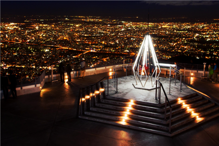 藻岩山海拔约为531米,位于札幌市中心.这里曾是阿伊努族人的"圣山".