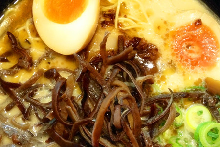 樱花在风中飞舞