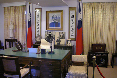 蒋经国的大溪陵寝离慈湖大概2公里,不过这里人气比慈湖陵寝差多了,我