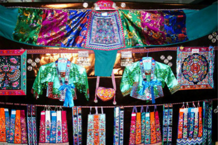 民族服饰生活用具工艺品展览室