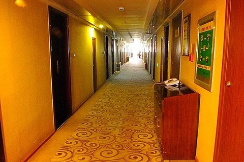 【步行街】仅68元起,网络售价158元枣庄新街商务酒店情侣大床房/标间