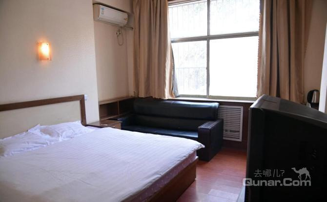 仅58元!价值80元的泰安鲁鸿商务宾馆大床房入住1晚,免费wifi.