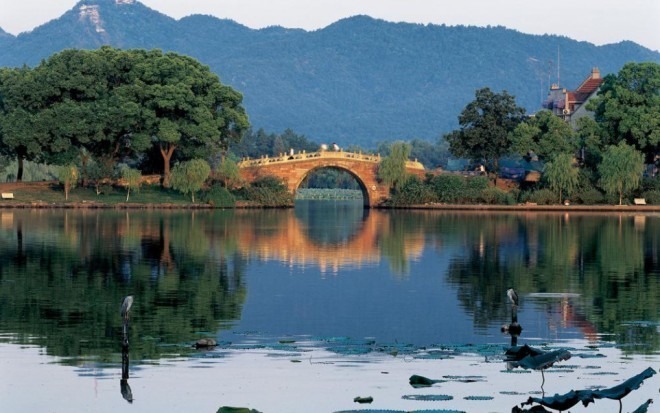 5小时),乘船游西湖,体验"人在画中游"的意境,观赏西湖十景---三潭