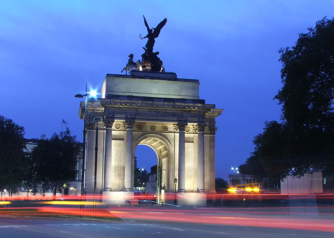 位于巴黎戴高乐星形广场的中央,又称星形广场凯旋门,为巴黎四大代表