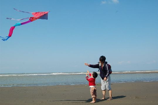 欢乐无极限:垒沙雕,画沙画,天涯寄语,保护海洋,学唱苗歌,海边拾贝,给